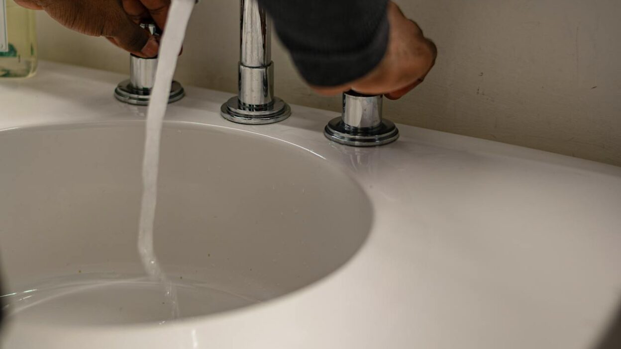 Tips om kalkaanslag in je spoelbak te vermijden