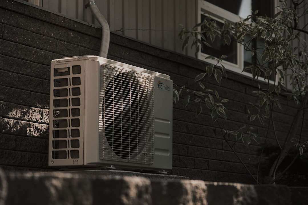 Airconditioning aan een muur