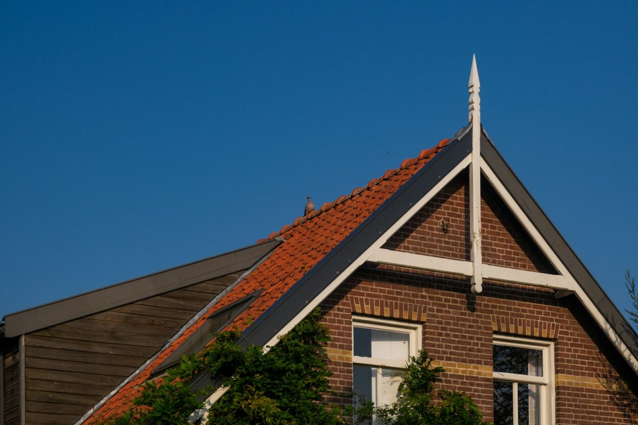 Behangen onder een schuin dak zonder scheve banen