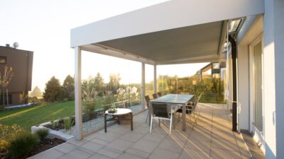 Overdekt buitenverblijf aan een tuin in het najaar