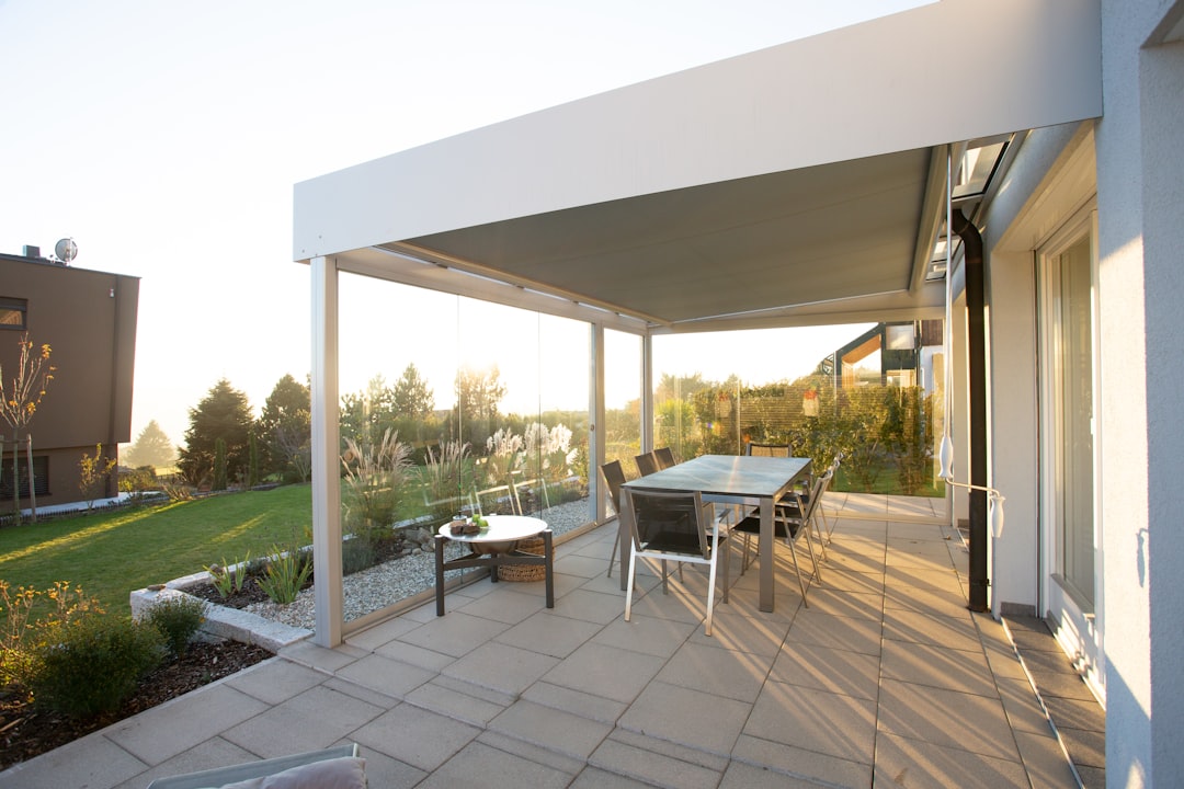 Overdekt buitenverblijf aan een tuin in het najaar