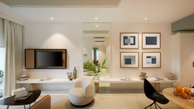 Moderne woonkamer met televisie, fauteuil en kunst aan de wand