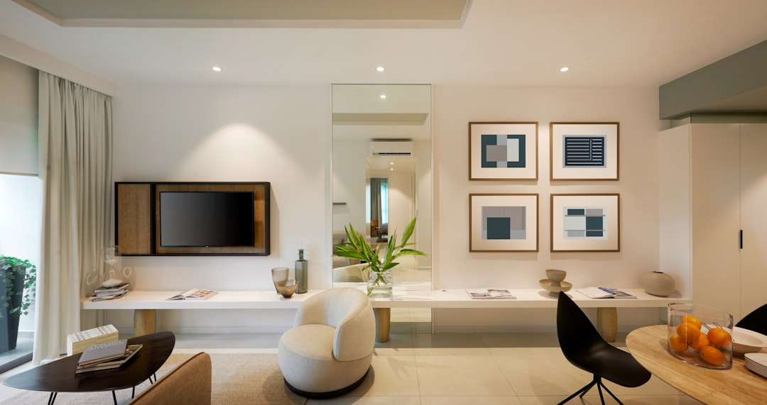 Moderne woonkamer met televisie, fauteuil en kunst aan de wand