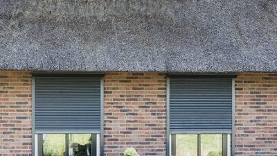 Rolluiken op zonne-energie aan een woning