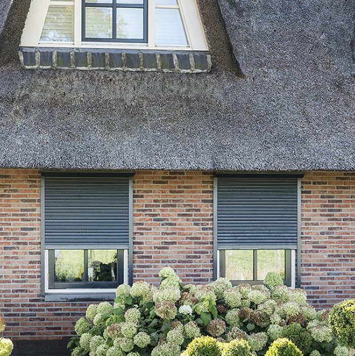 Rolluiken op zonne-energie aan een woning