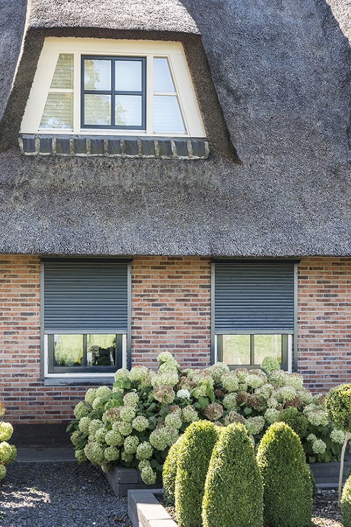Rolluiken op zonne-energie aan een woning
